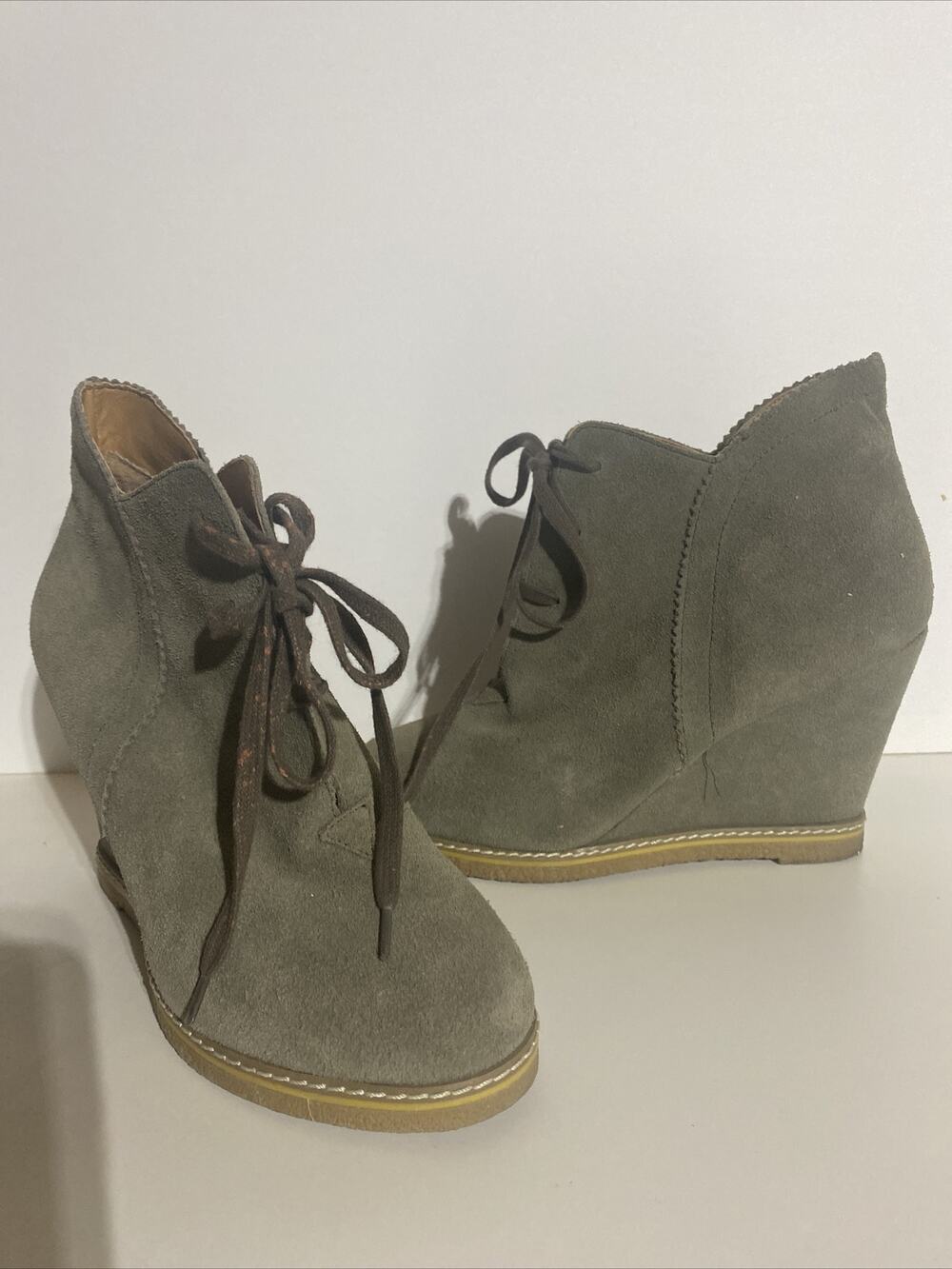 Kelsi Dagger Olive Green Suede Boots 7.5 Booties Wedges Platforms Laces